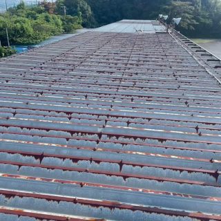 レインボーの屋根塗装🏳️‍🌈
本日終了❗️あとはH鋼のみ👍

写真はビフォーアフターです