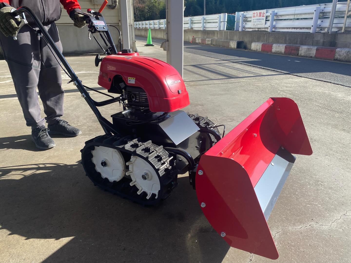 ❄️最強寒波？来るなら来い！

レインボーには除雪機がある。
除雪機の名前、それは

　　《《《　ユキオス　》》》

そのままの名前！準備万端！