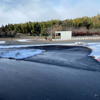 東コース、西コースともに雪かきは終わりました。
降らなければ明日は営業できそうです🈺

しかし、明日（23日）金曜日も積雪の影響でクローズする可能性があります。

明日の朝6時にX、インスタにてご連絡いたします。