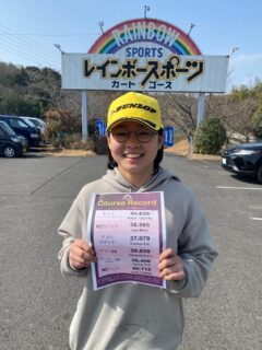 レインボースポーツで最も速いコースレコードが出ました🌈
『35.650』
このタイムは、レンタルカート、バイク、レーシングカート全てのクラスを含めても最速タイムです。
レコード保持者は中学2年生の女の子
『高橋佳音』選手です!
おめでとうございます!