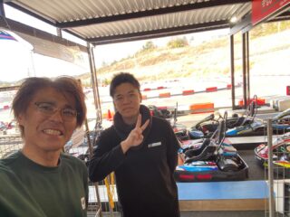 ISK土岐さんに行ってきました〜❗️
タイムアタックしたら
「さすがです!」「たったの10周でこのタイムを出すとは!」と、たくさん褒めてくれました🥹
お世辞とわかっていても超嬉しい💕店長さんと2ショット🥰🥰
土岐で僕より速いタイム(29.468)出した方!レインボーで1000円引きにするよ😆