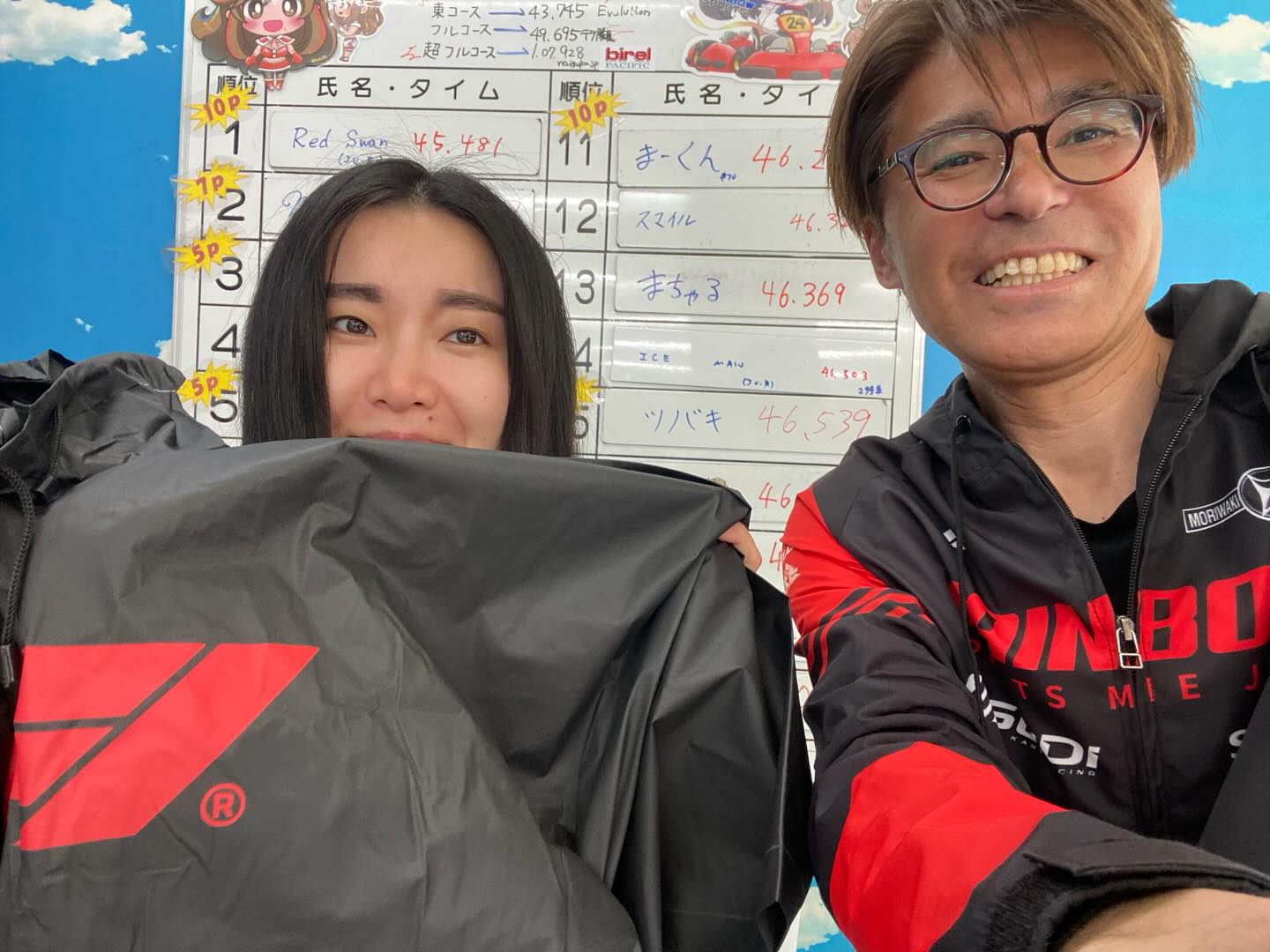 アメリカから来てくれたお客様🇺🇸
レインボーは現金かPayPayしか使えないんです😭

そこで！F1のポンチョと交換でレンタルカートに乗ってもらいました！

後で調べたら、このポンチョ、まあまあ高い😳なんかごめんなさい🙇‍♂️