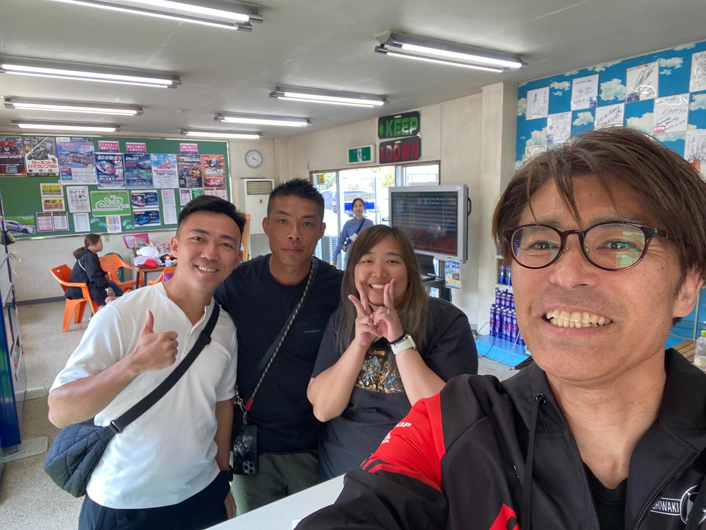 F1日本グランプリはまだ終わらない！

今日も観戦帰りのお客様がレンタルカートを楽しみに来てくれました！
3人組は香港から🇭🇰
一緒に写真を撮ってもらいました🌈ありがとうございます😊