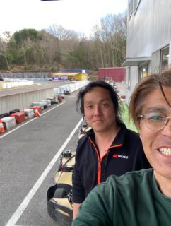 石野サーキットさんに行ってきました〜❗️
使わなくなったカートのパーツを頂けるということで。石野サーキットさんありがとうございます😭
お休みなのに出勤してくれた店長さんと2ショット🥰🥰
これからもよろしくお願いします🌈