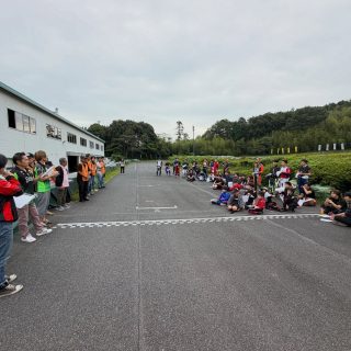 本日はSLレインボーカップシリーズ第4戦でした！
沢山のご来場ありがとうございました！
SLレースとは皆様の持ち込みカートのレースで全国各地、同じ規則で行われるレース、レインボーでは速いカテゴリーでのストレートエンドの速度はおよそ100キロ！乗ったらまさにF1の気分が味わえます！
その中で今日のトピックスは、KTチャレンジクラスの金子選手！7★歳なのに10代20代の若いドライバーがひしめく中でタイムトライアルはなんと50年ぶりのポールポジション！決勝も見事3位表彰台を獲得しました！表彰式で他の若い子達のシャンパンファイトを全力で楽しんでおられ「こんな若い子達とガチんコでバトルでできて最高だったよ！」と仰ってたのが印象的でした。こんな感じに素敵に歳を重ねたいです！
次のレースは12月20日に第5戦最終戦です！お楽しみに！