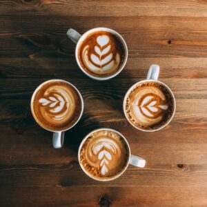 真上から撮られたドローンカフェのラテアートされたコーヒー４つ
