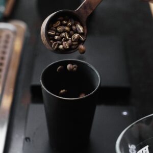 コーヒー豆をミルに入れる瞬間