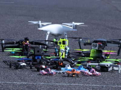 コース上に集められた数多くのドローン