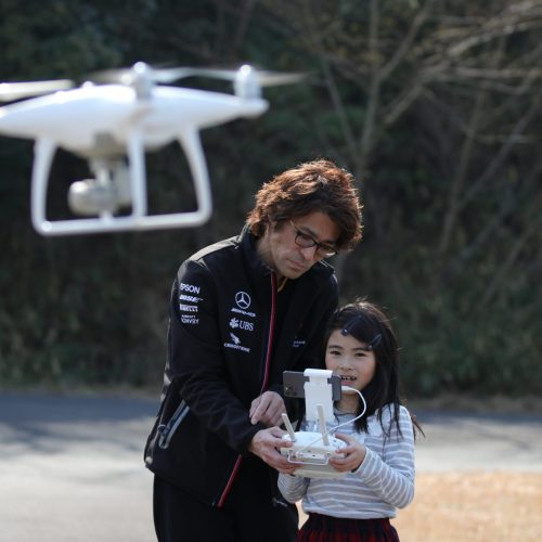 ドローンとドローンを操縦する女の子とそのお父さん